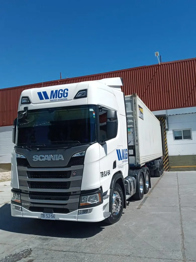 Scania blanco de MGG visto de frente